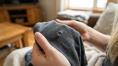 Rammendo senza cucire: la riparazione quasi invisibile per piccoli buchi nei vestiti