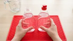 Come trasformare una bottiglia di detergente per la pulizia in due, rendendolo anche più efficace