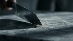 Perché i coltelli si smussano più rapidamente con i pomodori che con la carne: la chimica degli acidi nella tua cucina