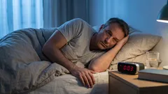 Dormire meglio dopo i 60 anni: 4 abitudini serali che cambiano la notte